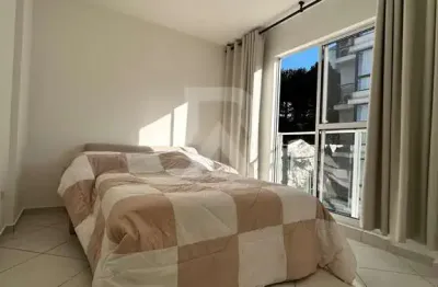Apartamento com um dormitório e vaga de garagem no portão!