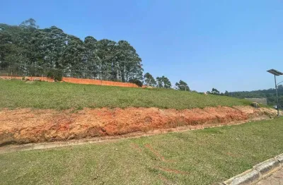 Terreno em condominio fechado / topografia em declive para um amplo patamar plano, favorece implantacao com vista.