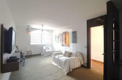 Casa com 3 quartos para alugar na Rua José Pais das Neves, Vila Marari, São Paulo