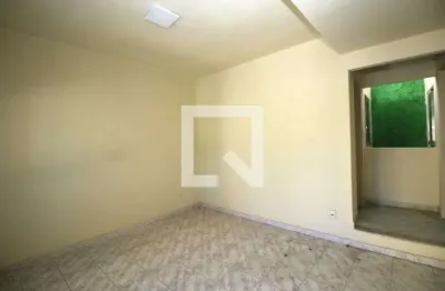 Casa com 2 quartos para alugar na Rua Doutor Nunes, Olaria, Rio de Janeiro