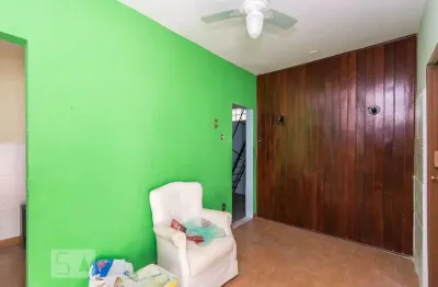 Casa com 2 quartos para alugar na Rua Doutor Noguchi, Ramos, Rio de Janeiro
