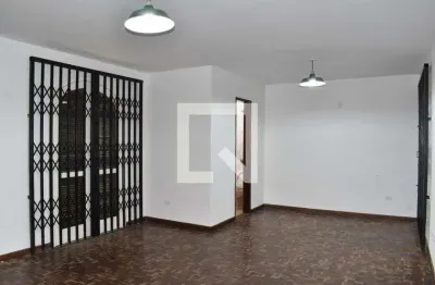 Casa com 3 quartos para alugar na Rua José Maria Pinheiro Lima, Xaxim, Curitiba