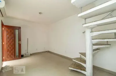 Casa com 2 quartos para alugar na Rua Amandiu, Irajá, Rio de Janeiro