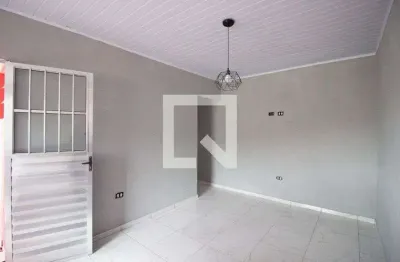 Casa com 2 quartos para alugar na Rua Varzelândia, Vila Jacuí, São Paulo