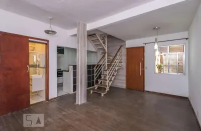 Casa com 2 quartos para alugar na Rua Drumond, Olaria, Rio de Janeiro