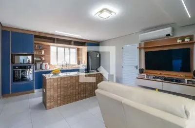 Casa com 2 quartos para alugar na Rua Missionária Concília Rodrigues Tavares, Jardim Belval, Barueri