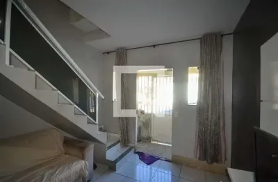 Casa com 2 quartos para alugar na Rua Fagundes Varela, Nova Cidade, Nilópolis