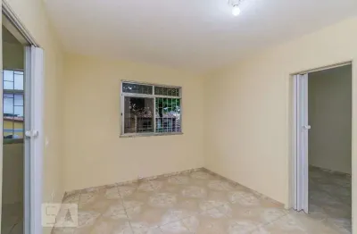 Casa com 2 quartos para alugar na Rua Setúbal, Penha, Rio de Janeiro