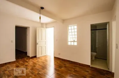 Casa com 2 quartos para alugar na Rua Francisco Bayardo, Sumaré, São Paulo