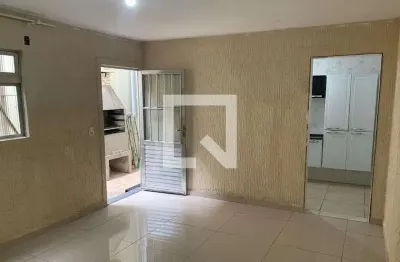 Casa com 2 quartos para alugar na Rua Macieira, Quitaúna, Osasco