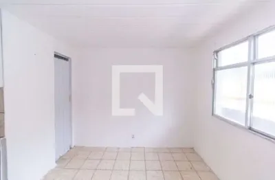 Casa para alugar na rua são lázaro, vila valqueire, rio de janeiro por r$ 700