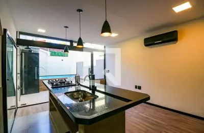 Casa com 2 quartos para alugar na Rua Doutor Mario Vianna, Santa Rosa, Niterói