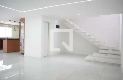 Casa com 3 quartos para alugar na Rua Fortaleza, Cajuru, Curitiba