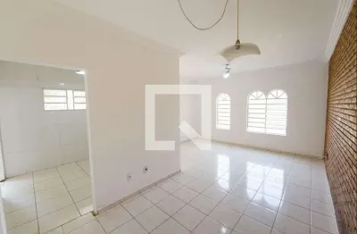 Casa com 3 quartos para alugar na Rua Padre Fischer, Areao, Taubaté