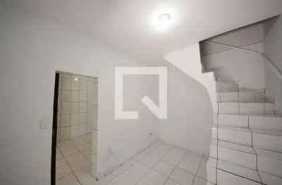 Casa com 2 quartos para alugar na Rua Vercínio Pereira de Souza, Jardim Tietê, São Paulo