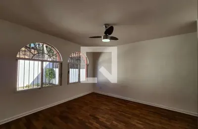 Casa com 3 quartos para alugar na Avenida Embaixador Cavalcanti de Lacerda, Butantã, São Paulo
