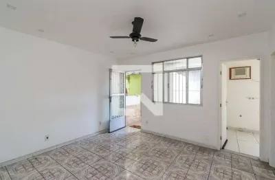 Casa com 2 quartos para alugar na Rua Doutor Weinschenk, Penha, Rio de Janeiro