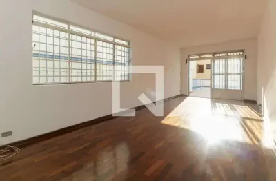 Casa com 3 quartos para alugar na Rua Salto Grande, Sumaré, São Paulo