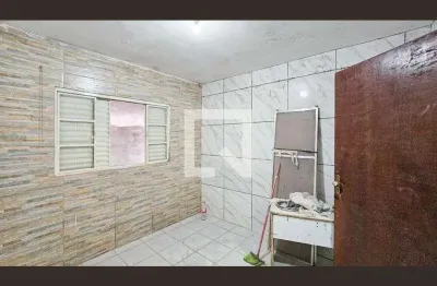 Casa com 2 quartos para alugar na Rua Guarapirama, Vila Ema, Carapicuíba
