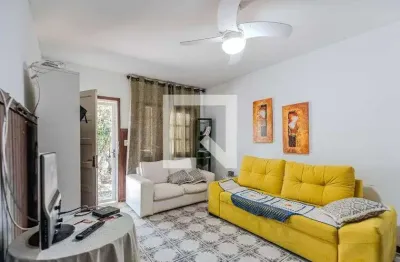 Casa com 3 quartos para alugar na Rua Agenor Mendes Ouriques, Guarujá, Porto Alegre