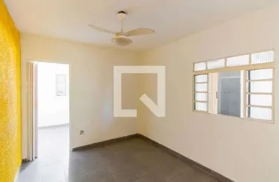 Casa com 2 quartos para alugar na Rua Tamanduá, Vila Ema, São Paulo