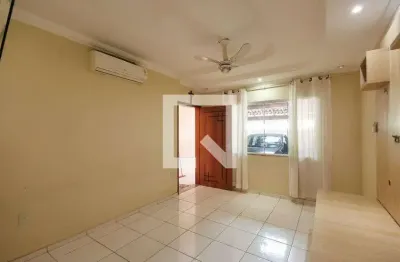 Casa com 3 quartos para alugar na Rua Alice Brandão, Areao, Taubaté