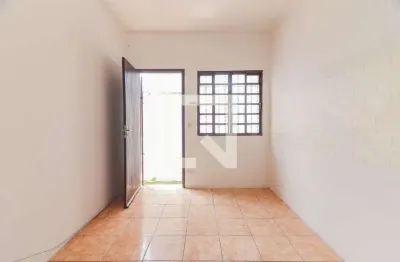 Casa com 2 quartos para alugar na Rua Oscar Camps, Parque Ipê, São Paulo