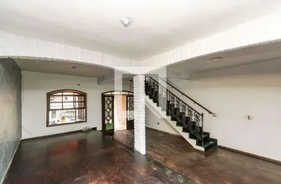 Casa com 3 quartos para alugar na Rua Braga, Penha, Rio de Janeiro