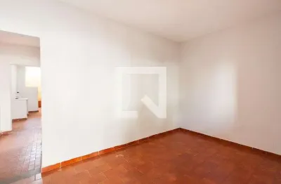 Casa com 2 quartos para alugar na Rua Rezende, Centro, Uberlândia