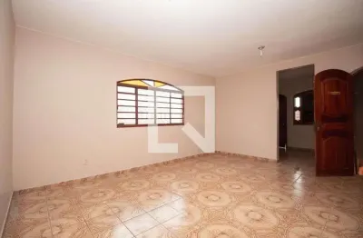 Casa com 3 quartos para alugar na Qsd. 27 Casa 31 - Taguatinga Sul Brasília - Distrito Federal, Taguatinga Centro (Taguatinga), Brasília