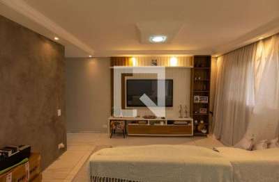 Casa com 3 quartos para alugar na Rua Rodrigo Paganino, Vila Marari, São Paulo