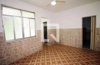 Casa com 2 quartos para alugar na Praça Belmonte, Olaria, Rio de Janeiro