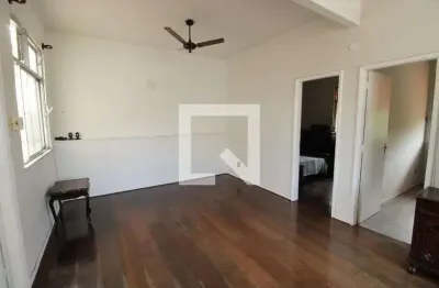 Casa com 2 quartos para alugar na Rua Tomás Lopes, Irajá, Rio de Janeiro