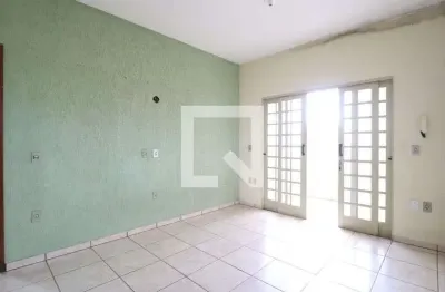 Casa com 2 quartos para alugar na Rua Leopoldo Bulhões, Pampulha, Uberlândia
