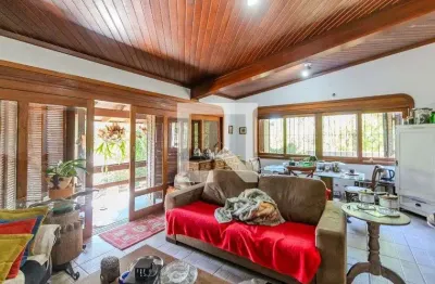 Casa com 3 quartos para alugar na Avenida Guaíba, Guarujá, Porto Alegre
