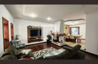 Casa com 3 quartos para alugar na Rua Alice Guimarães Pelegrini, Castanho, Jundiaí