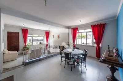 Casa com 3 quartos para alugar na Rua Ministro João Mendes, Embaré, Santos