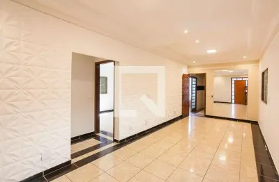 Casa com 4 quartos para alugar na Rua da Costureira, Planalto, Uberlândia