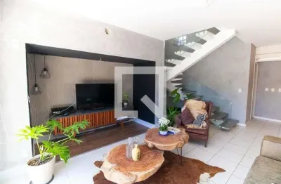Casa com 4 quartos para alugar na Rua Martinho Lutero, Maravista, Niterói