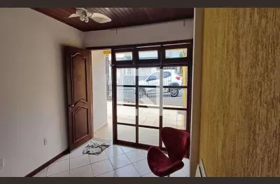 Casa com 4 quartos para alugar na Rua Manoel Loureiro, Barreiros, São José