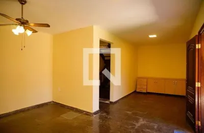 Casa com 3 quartos para alugar na Rua Doutor Rubens Falcão, Itaipu, Niterói