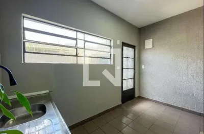 Casa com 2 quartos para alugar na Rua Fontes da Silva, Jaraguá, São Paulo