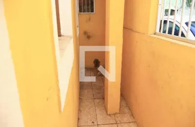 Casa com 2 quartos para alugar na 3a Travessa Adelmário Pinheiro, Amaralina, Salvador