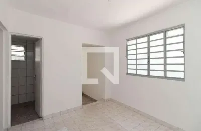 Casa com 2 quartos para alugar na Rua Alonso Peres, Vila Sabrina, São Paulo
