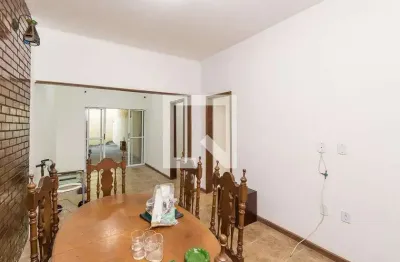 Casa com 2 quartos para alugar na Rua Passos Coutinho, Ramos, Rio de Janeiro