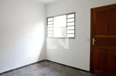 Casa com 2 quartos para alugar na Avenida Marcelo Marcolino, Vila Assis Brasil, Mauá