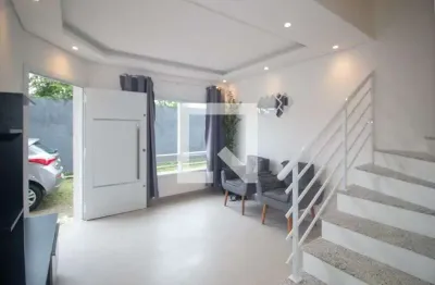 Casa com 3 quartos para alugar na Rua Doutor Mário Totta, Camaquã, Porto Alegre