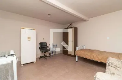 Casa para alugar na rua lourenço de castro, sarandi, porto alegre por r$ 750