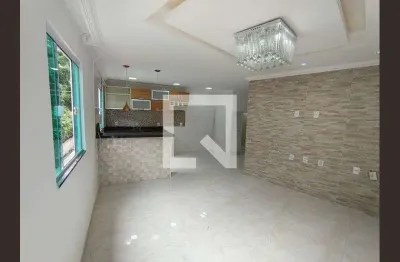 Casa com 2 quartos para alugar na Rua Macembu, Taquara, Rio de Janeiro