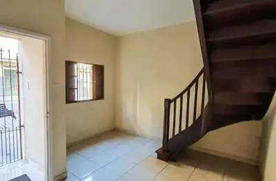 Casa com 2 quartos para alugar na Rua Duílio, Água Branca, São Paulo